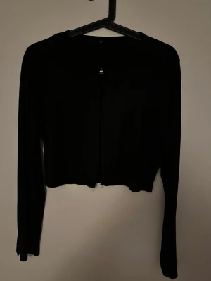 Svart topp med öppning framtill - Oanvänd så fint skick