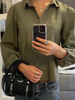 Olivgrön blus - Super snygg olivgrön blus. Passar XS/S. 