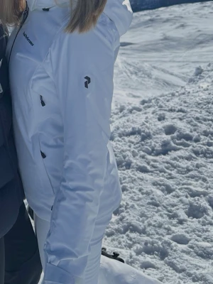 Vitt skidställ - Peak Performance - Säljer ett skit snyggt vitt skidset från Peak Performance! Säljer då jag införskaffat mig ett nytt och allt är i väldigt gott skick. Kan sälja båda två tillsammans men även separat. Pris kan diskuteras vid snabb affär. Priset är satt för både jacka och byxor.