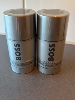 Hugo boss deo stick 2 pack - Tjena, säljer nu två oöppnade Hugo Boss deo sticks, då jag inte behöver dom. Dom är helt oöppnade och plasten sitter fortfarande på som ni kan se på bilderna. Nypris är 300 kr styck men jag säljer två för endast 395!