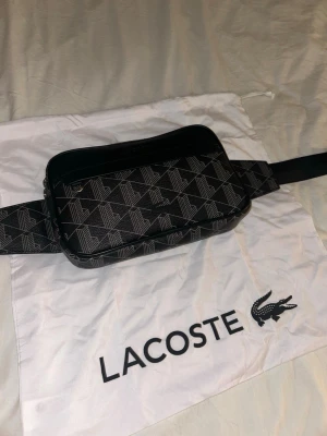  Lacoste midjeväska  - Lacoste the blend bag i nyskick, endast använd vid två tillfällen!
