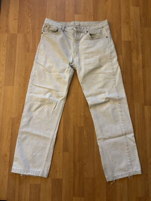 Levi's 501 - Säljer ett par klassiska Levi's 501 jeans i ljusgrå färg. De har rak passform och knappgylf. Storlek är W33 L34.