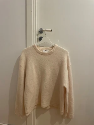 Ljus gul stickad tröja från Gina Tricot - Ljus gul/beige stickad tröja från Gina Tricot i storlek M