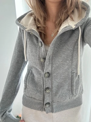 Abercrombie & fitch kofta med foder  - En kofta från Abercrombie & fitch i storlek S. Jag fraktar inom 24h. Se liknande plagg i min profil!