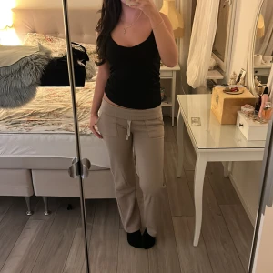 Beiga mjukisbyxor med snörning - Mjukisar från lager 157. Går att ha low eller mid waist🦄