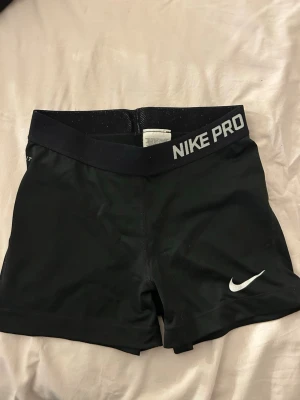 nike shorts  - kan användas som tränings shorts eller vanliga, storlek M men skulle säga mer S