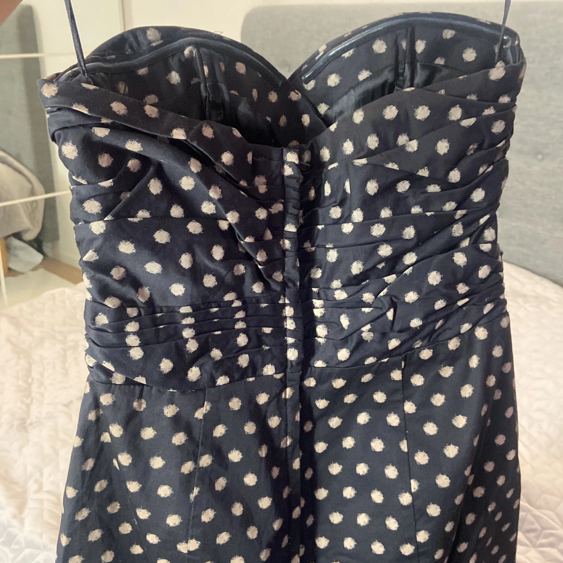 Svart prickig axelbandslös klänning - 1