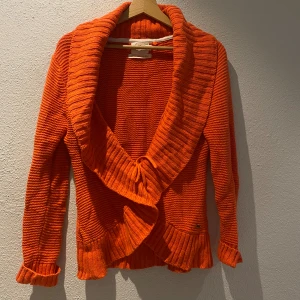 Stickad kofta  - Säljer denna stickade koftan som är i super bra skick!. Vid fler frågor eller bilder är det bara att höra av sig. 