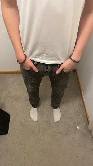 Levis jeans med små slitningar  - Tja! Jag säljer ett par as sköna gråa Levis jeans med små slitningar osv. Jeansen är storlek 31/32 och modellen på bilden är 185. Hör av dig vid intresse eller för fler bilder! 🙌