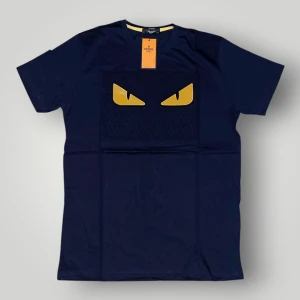 Fendi t-shirt strl XL Mörkblå  - Helt ny.fin replika med hög kvalitet. Storlek XL. Pris: 699kr. Först till kvarn som gäller. Skickas inom 24h