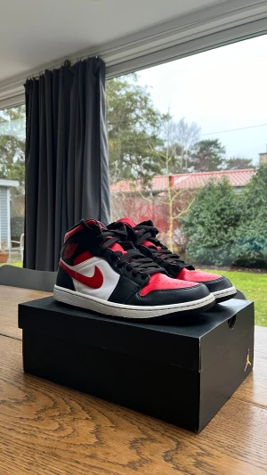 Jordan 1 mid - Fina jordan 1 firereds, använda endast ett antal gånger, defekt sliten sula (syns på bild 4) annars jätte fina, creaseskydd följer med om de önskas! bara o skriva vid frågor!