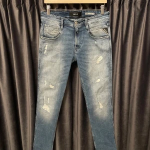 Replay anbass  - Replay anbass - skick 9/10, mycket fint skick! - storlek 29/30, men kan även passa 30/30 - riktigt snygga och eftertraktade jeans med harre jovlars feta slitningar! - hör av er för mått eller andra frågor🙌