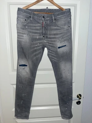 Grå dsquared2 jeans från Urban Modern  - Snygga grå jeans från Dsquared2 finns Kvitto!