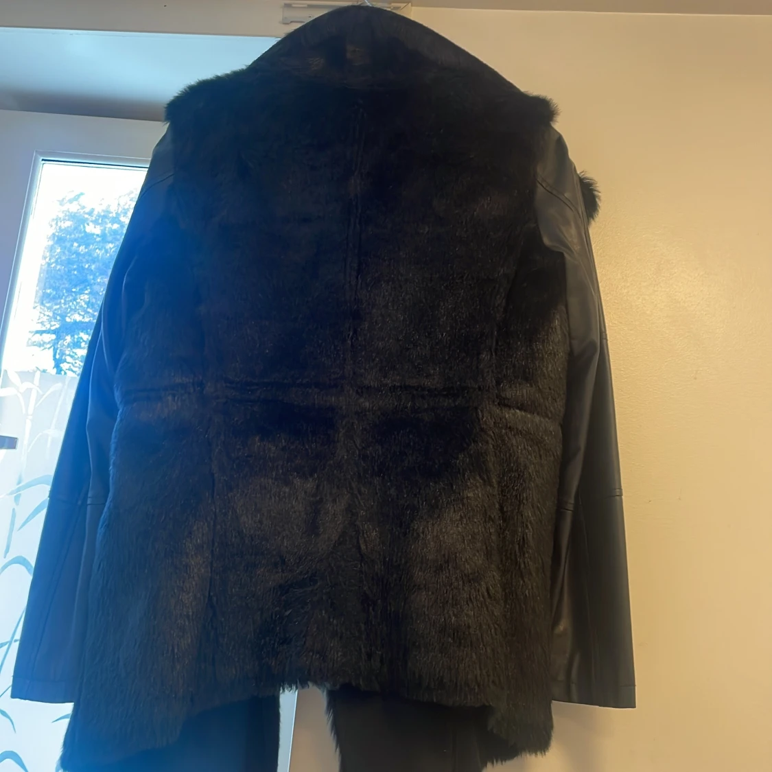 Svart pälsjacka med skinnärmar - 3