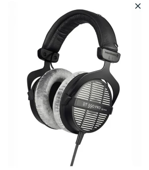 Hörlurar Beyerdynamic DT 990 Pro – 250 Ohm - Säljer ett par Beyerdynamic DT 990 Pro 250 Ohm som är helt nya, aldrig använda och fortfarande i originalförpackning. Perfekta för dig som vill ha premiumljud för musikproduktion, gaming eller vardagslyssning.  Skick, oöppnade. Modell: 250 Ohm – idealiska tillsammans med ljudkort/hörlursförstärkare. Typ: Öppna over-ear-hörlurar med klar diskant, detaljerad återgivning och bred ljudbild. Komfort: Velourkuddar och lätt konstruktion för långa pass.  Nypris: 1679 kr Mitt Pris: 1400 kr Inga skumma bu