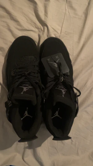 Jordan black cats - Air Jordan 4 Retro Black Cat — en ikonisk sneaker med helsvart design, klassisk ”Jumpman-look”, och material/dämpning som gör den lika bekväm som stilren.