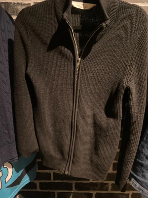  Stickad tröja med zip -  Fin tröja från H&M är i Bra skick och är i storlek 134/140. 