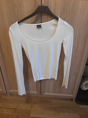 långärmad tröja - Vit längärmad tröja i storlek XS från gina tricot, slits vid änden på båda armarna 💞 inte använd mycket, finns fler färger på min profil!! ( förlåt för suddig och dålig sista bild!!)