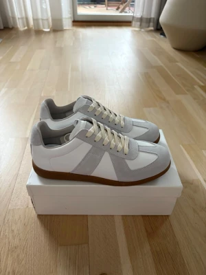 Vita maison margiela skor - Helt nya vita maison margiela skor, skriv vid frågor ❗️❗️❗️ 