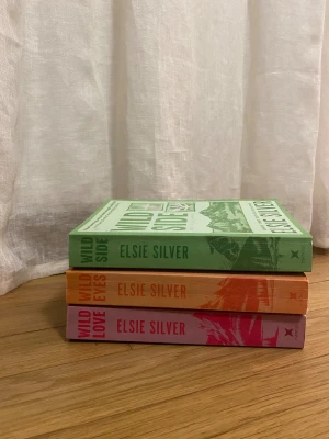 Rose Hill av Elsie Silver - Wild Love, Wild Eyes och Wild side är böcker ur Elsie Silvers Rose Hill-serie. I gott skick, något smuts på framsidan/kanter (syns i bilderna)