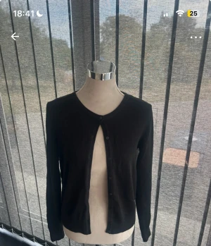 Svart kofta  - Säljer denna super fina kofta från hm som är perfekt över en topp, använt ungefär 1-2 gånger 