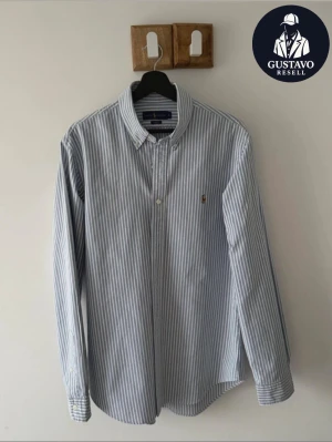 Ralph Lauren skjorta  - Tja. Säljer denna Ralph Lauren skjorta i storlek M. Nyskick utan defekter, aldrig använd. Tveka inte på att ställa frågor! 🙌