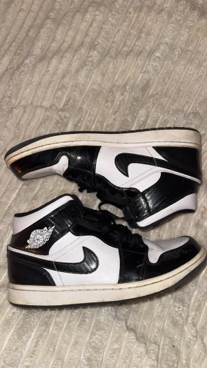 Jordan 1 Mid Carbon Fiber - Använda 15-20 gånger behöver sig en tvätt så ser dem som nya ut. Köpta på Soleplus för cirka 1 år sedan och de har blivit ståendes sedan dess då jordans inte var min stil. Nypris 3599kr, hör av er för fler specifika bilder så löser jag det. 