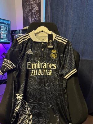 Real Madrid Chinese Dragon  - Storlek: XL 