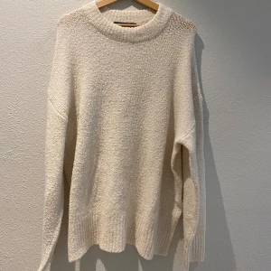 Stickad tröja  - Säljer denna stickade tröjan ifrån lager 157 som är i super bra skick. Vid fler bilder eller vid några frågor är det bara att höra av sig!. 