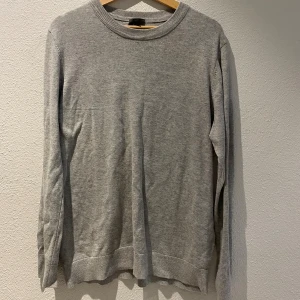 Stickad tröja  - Säljer denna stickade tröjan som är i bra skick!. Modellen är slim fit. 