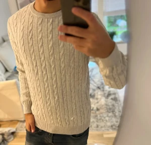 John Henric stickad  - Skick 9/10, modellen på bilden är 180