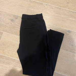 Kostymbyxor  - Säljer dessa kostymbyxorna som är i super bra skick, inga större tecken eller typer av defekter på användning!. 