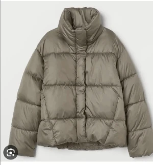 Grön jacka från H&M - Säljer denna perfekta vinterjackan från H&M! Superfin både stängd och öppen. Notera att den är i storlek XS men stor i storleken så skulle säga att det mer är en S/M.  Kontakta mig för fler frågor! 💞💞