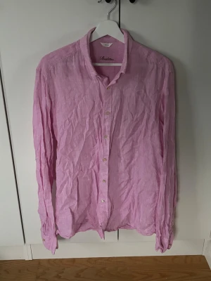 Stenströms linneskjorta  - Rosa ursnygg populär och trendig stenströms skjorta i 100% linne och storlek L. Superfint skick då den är använd mycket sparsamt och perfekt till alla möjliga tillfällen! Nypris på nästan 2000 kr. Inga defekter, pris ej hugget i sten och tveka inte vid minsta fråga eller fundering!