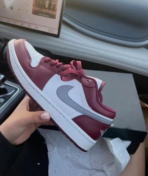 Jordan sneakers  - Säljer dessa jordans som är i ett fint skick, har haft dom under en sommar och sen dess har dom tyvärr inte kommit till användning. Dom är normala i storlek, strl 40. Finns småskador som visas tydligt bland bilderna, vid bakre delen av foten. Skokartong finns kvar! Nypris 1400kr