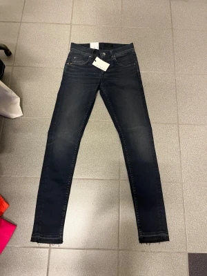 Tiger of Sweden slimmade jeans W29 L32 - Mörkblå slimmade jeans från Tiger of Sweden. Jeansen har smal passform och är tillverkade i stretchig bomullsdenim för en bekväm känsla. Perfekta för dig som gillar en tight look.
