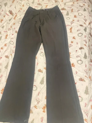 Grå bootcut kostymbyxor från Bikbok - Snygga grå kostymbyxor från Bikbok i storlek 38. Byxorna har bootcut-ben.