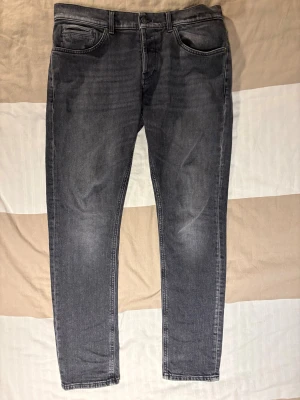 Dondup George jeans - Tja, säljer nu mina schyssta Dondup George jeans som är svarta. Storleken är W35 men passar folk med W33-34 pga dess tighta passform. Användna typ 20 gånger, köpta på NK och har inga skador eller slitage. Hör av er vid frågor.