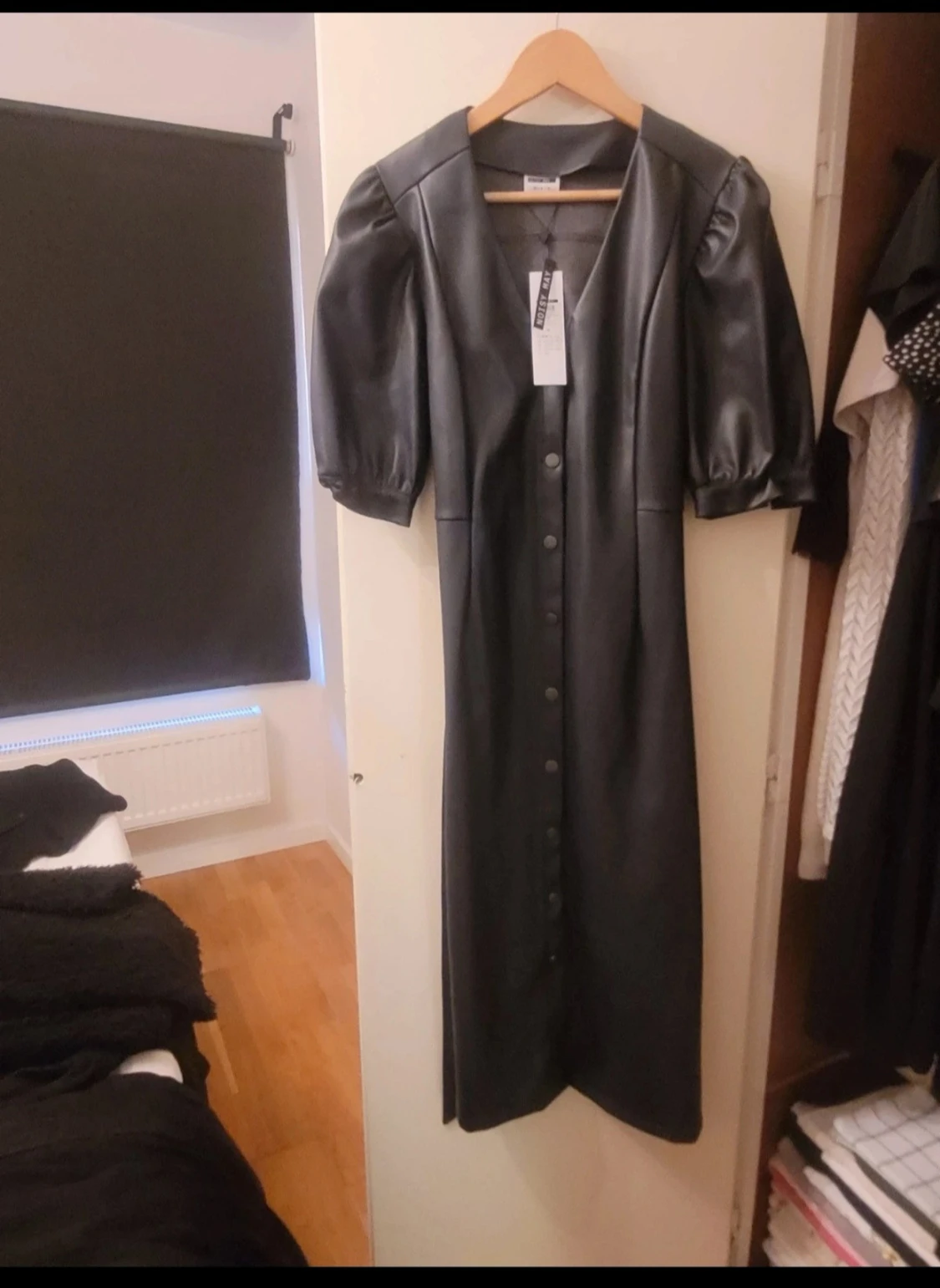 Svart långklänning från Noisy May