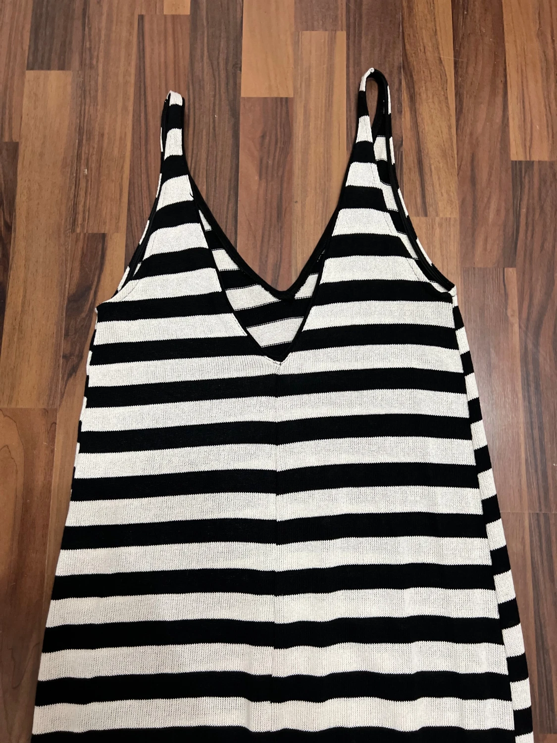 Svartvit långrandig klänning - 1