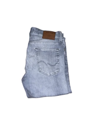 Gråa Jack & Jones jeans - Bra snygga gråa jeans W30L34