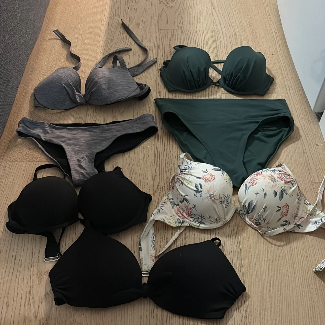 Mixade bikinis i olika färger och mönster