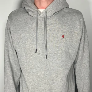 Replay hoodie - Säljer en riktigt snygg och trendig Replay hoodie i fint skick, storlek M, vid frågor är det bara att skriva //Gramenti