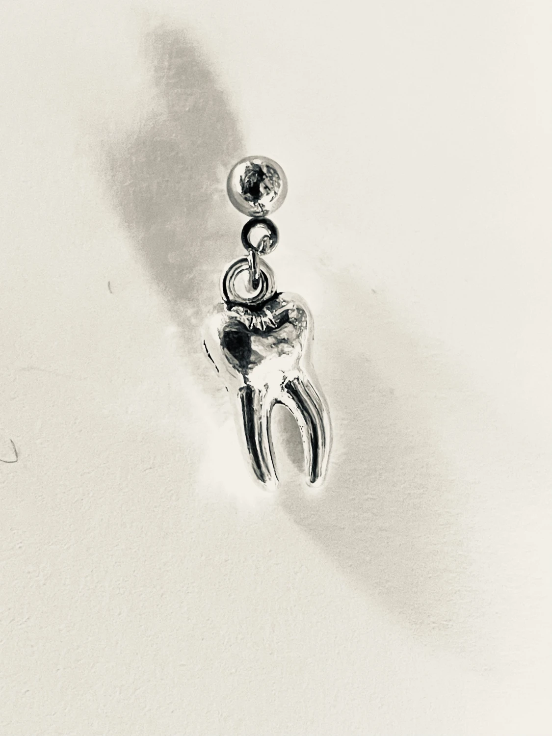 By prisförslag 1 st Silvrigt örhänge med tandhänge - 1