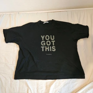 Svart t-shirt med tryck - Svart t-shirt i bomull väldigt skön!