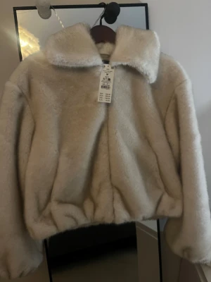 Faux Fur jacka - Oanvänd faux pälsjacka från Gina Tricot i perfekt skick. Helt ny och med lappen kvar. Köpt för 699 kr. Mjuk, varm och fluffig perfekt för vintern! Inga defekter eller märken. Säljer eftersom den inte passade mig. 