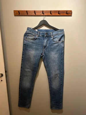 J-Lindeberg  - Tja säljer nu ett par feta J.Lindebeger jeans som typ aldrig är använda på grund att dom är för långa för mig. Dom är uppsydda från 34 till typ 33 kanske lite mer men skriv om ni undrar något😁!