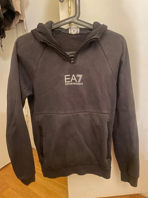 Svart hoodie - Svart hoodie från Armani EA7. Herr. XS. Använt skick.