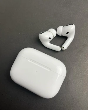 AirPods Pro - Säljer ett par Apple AirPods Pro med laddningsetui. Hörlurarna är i gott skick med endast mindre tecken på användning. Aktiv brusreducering, trådlös laddning och bekväm passform. Perfekt för musik, samtal och träning.