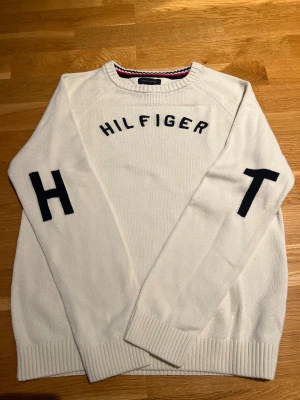 Stickad Tommy Hilfiger tröja  - Riktigt snygg Tommy Hilfiger stickad tröja. Den är i storlek L för barn, men den sitter som en XS. Helt perfekt skick utan defekter. 